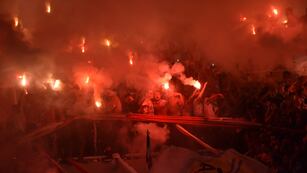 Las hinchadas de Instituto y Belgrano desplegaron tremendo aliento en el segundo tiempo y el partido fue detenido por el árbitro Andrés Merlos por el humo en el campo de juego. (Javier Ferreyra / La Voz)