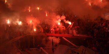 Las hinchadas de Instituto y Belgrano desplegaron tremendo aliento en el segundo tiempo y el partido fue detenido por el árbitro Andrés Merlos por el humo en el campo de juego. (Javier Ferreyra / La Voz)