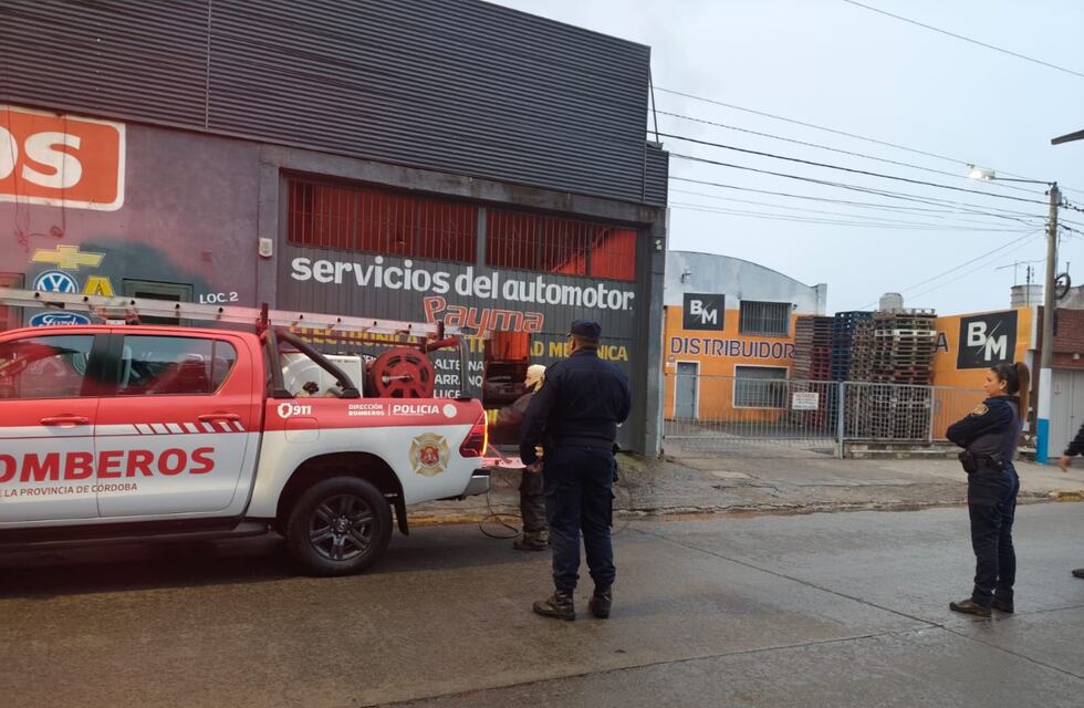 Córdoba: se incendió un taller mecánico y dos autos quedaron destrozados