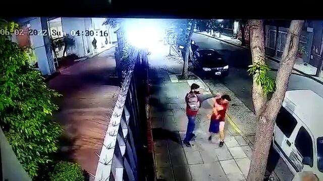 El momento previo a que el asesino lo apuñale 14 veces a su víctima.