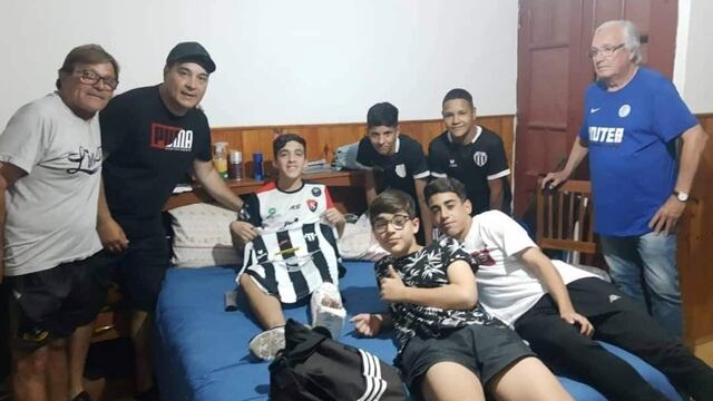 Futbolistas del club Liniers visitaron al jugador de Sporting Ignacio Velázquez quien se fracturó el pasado fin de semana en el partido de la categoría 2007.