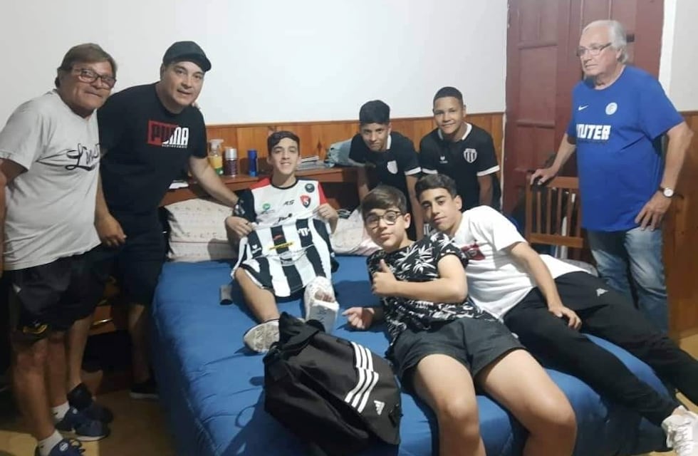 Futbolistas categoría 2007 de Liniers visitaron a un jugador de Sporting lesionado
