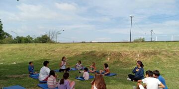 Taller de yoga en el barrio Italia