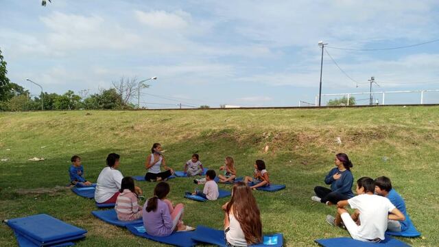 Taller de yoga en el barrio Italia