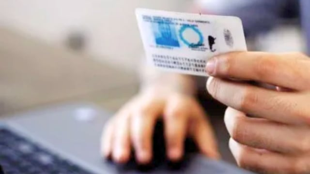 El trámite se realiza en la página RENAPER y es consultada la base de datos de ANSES para acceder