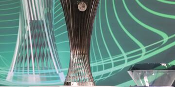 El trofeo que se llevará el campeón de la Conference League.