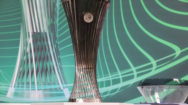 El trofeo que se llevará el campeón de la Conference League.