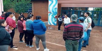 Padres de alumnos frente a la escuela de Eldorado