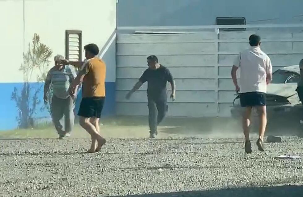 Video: brutal batalla campal entre vecinos y agentes de tránsito en Córdoba