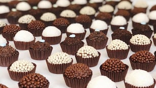 Brigadeiros, un dulce típico de Brasil que es sensación en sus fiestas.