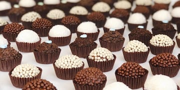 Brigadeiros, un dulce típico de Brasil que es sensación en sus fiestas.