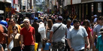 El centro de Córdoba estuvo repleto el miércoles 24 en la víspera de la Navidad. (Ramiro Pereyra/LVI).