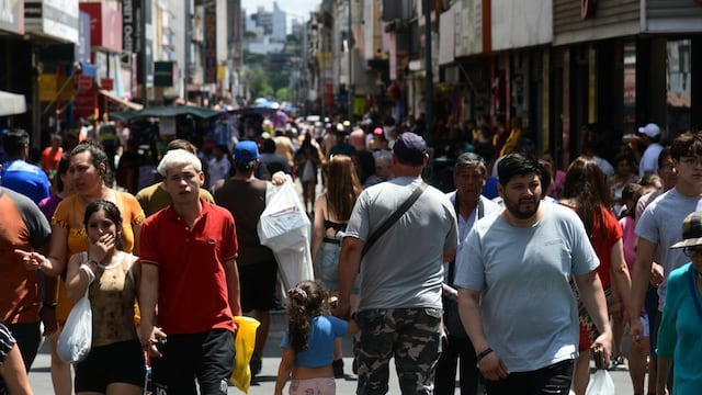 El centro de Córdoba estuvo repleto el miércoles 24 en la víspera de la Navidad. (Ramiro Pereyra/LVI).