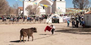 Cada año, una multitud se congrega en Casabindo, en plena una jujeña, para honrar a la Virgen de la Asunción y presenciar el tradicional "toreo de la vicha".