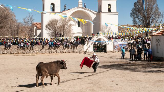 Cada año, una multitud se congrega en Casabindo, en plena una jujeña, para honrar a la Virgen de la Asunción y presenciar el tradicional "toreo de la vicha".