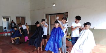 Exitosa jornada de corte de cabello en el barrio Roulet de Eldorado.