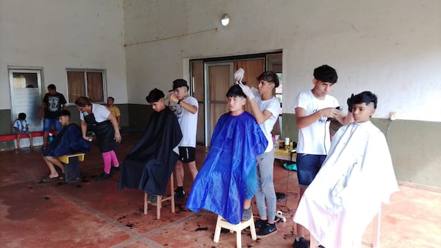 Exitosa jornada de corte de cabello en el barrio Roulet de Eldorado.