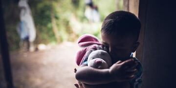 Una mujer fue grabada mientras golpeaba a su hijo de 1 año y medio y quedó detenida. (Imagen ilustrativa)