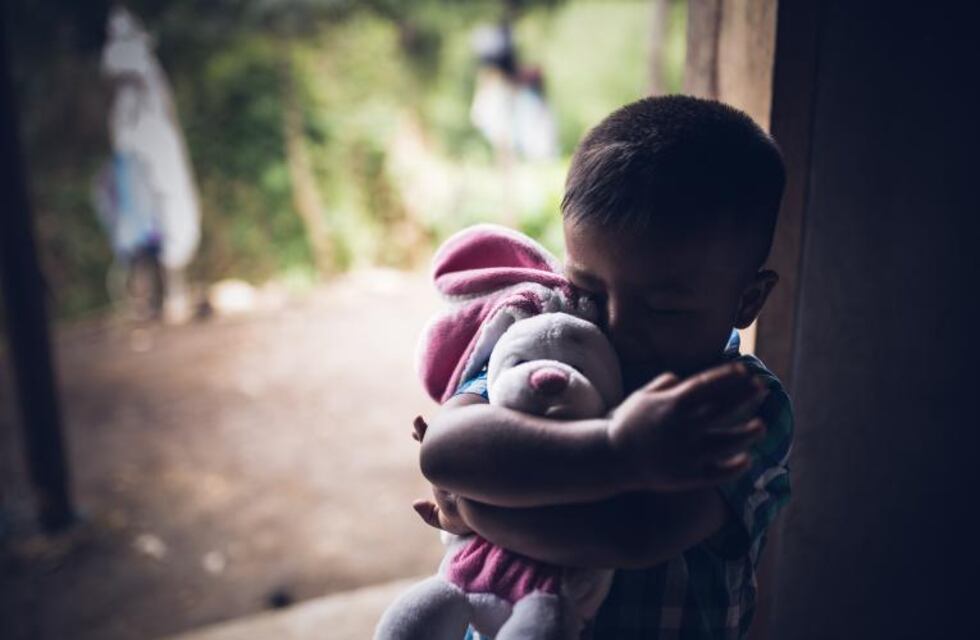 Grabaron a una mujer de Santiago del Estero mientras golpeaba a patadas a su hijo de un año y medio