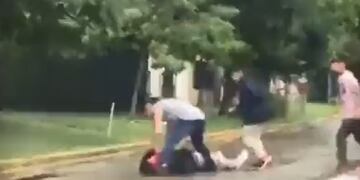 El momento en que los tres agresores se aprovechan para robarle sus pertenencias al joven que estaba inconsciente. Twitter @1lagentesiempre Captura de pantalla.