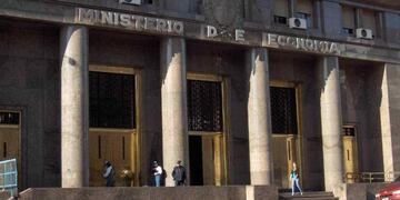 El Ministerio de Economía colocó $ 770 mil millones en diferentes instrumentos de deuda pública. Foto: Archivo / La Voz.