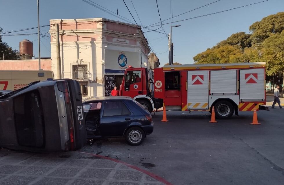 Impactante accidente en Córdoba: un jubilado chocó contra otro auto y embistió a dos peatones