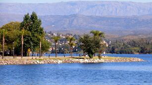 Costanera de Villa Carlos Paz, a la vera del lago San Roque.