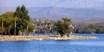 Costanera de Villa Carlos Paz, a la vera del lago San Roque.