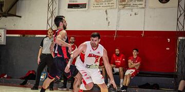 Torneo Oficial de Básquet: triunfos de Quilmes, Blanco y Negro, Sarmiento y  Alumni