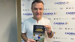 Mauricio Cóccolo, periodista y relator, con su libro "Puros cuentos".
