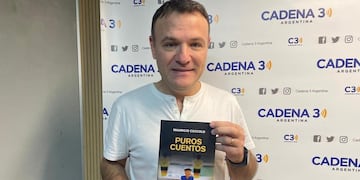 Mauricio Cóccolo, periodista y relator, con su libro "Puros cuentos".