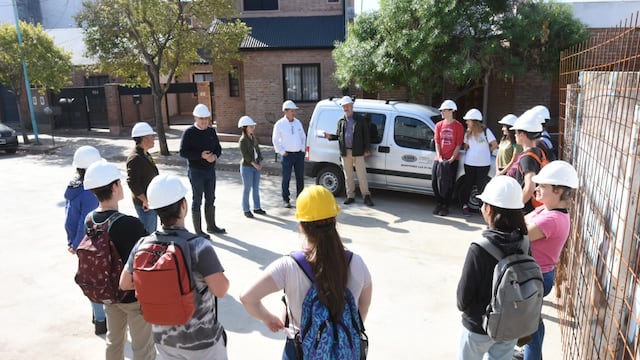 El intendente Luis Castellano y estudiantes de ingeniería recorrieron el desagüe de calle Tucumán