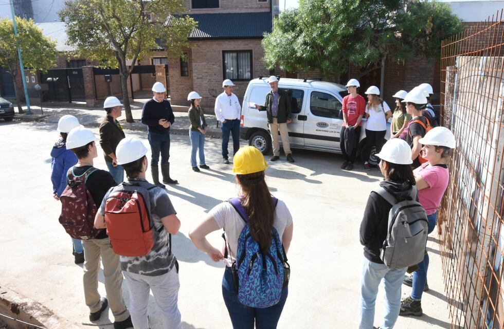El Intendente y estudiantes de Ingeniería recorrieron la obra del entubado de calle Tucumán