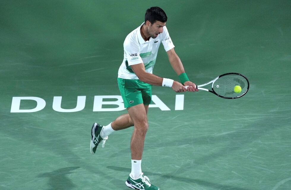 Luego de las polémicas, Novak Djokovic avanza a cuartos de final en el ATP de tenis de Dubai