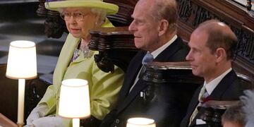 El príncipe Felipe (c), junto a la reina Isabel II. (Owen Humphreys/via REUTERS)