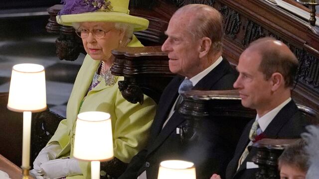 El príncipe Felipe (c), junto a la reina Isabel II. (Owen Humphreys/via REUTERS)