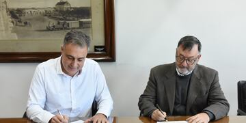 Luis Castellano y Silvio Fontanini firmando el convenio
