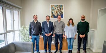 El Comisario europeo para el Medio Ambiente, la Antártida y la Pesca ya recorrió Colombia, Brasil, Perú y ahora está en la Argentina y la única ciudad argentina que eligió visitar es Ushuaia.