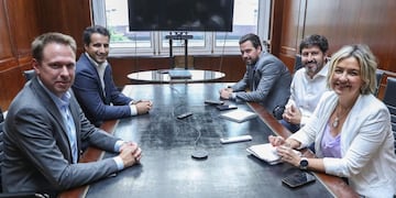 Reunión entre el ministro Curia y representantes de la nación.