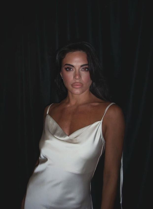 Emilia Attias deslumbró con un look de noche y arrasó con un vestido de raso total white