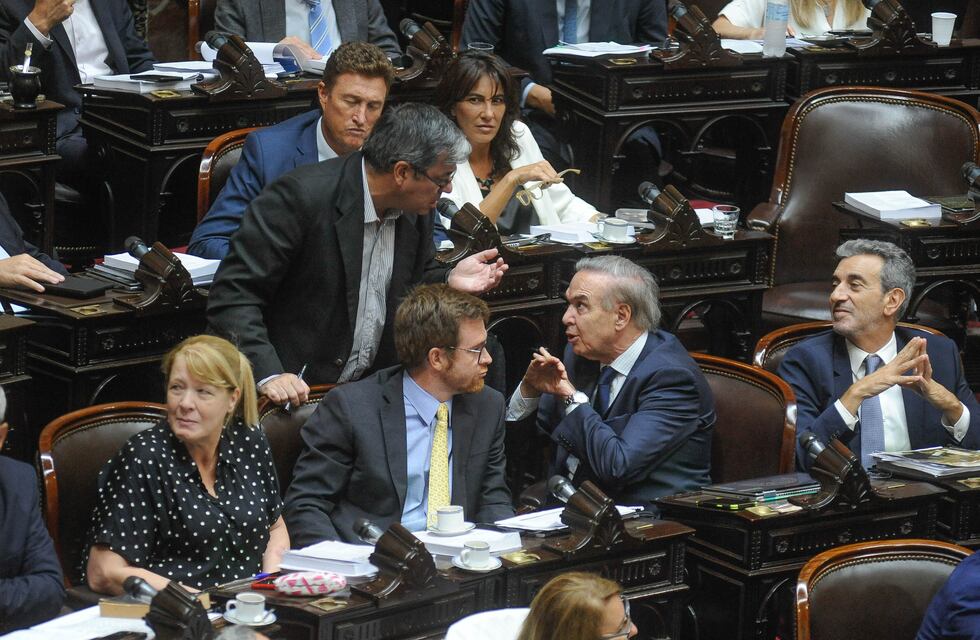 La oposición dialoguista espera que el Ejecutivo acepte cambios a la “ley bases” para cerrar apoyo