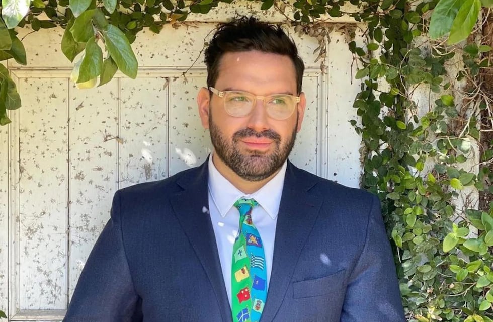 Minimalista con colores neutros y una colección de Lego: así es la casa de Damián Betular