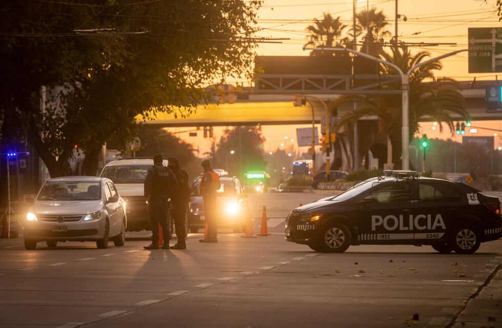 Manejaba ebrio y chocó con un móvil que estaba patrullando