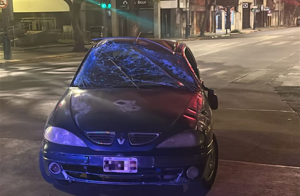 Impactante video: choque y vuelco entre dos autos en el centro de Córdoba