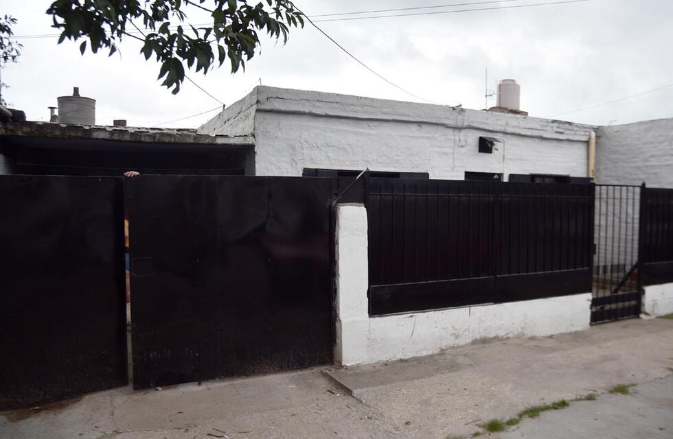 Se derrumbó el techo de una casa en Villa El Libertador y dos personas resultaron heridas