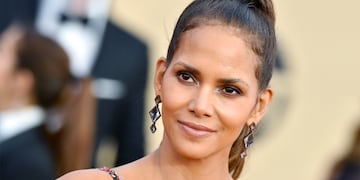 A los 57 años, Halle Barry se desnudó con dos gatitos rescatados para celebrar los 20 años de Gatúbela
