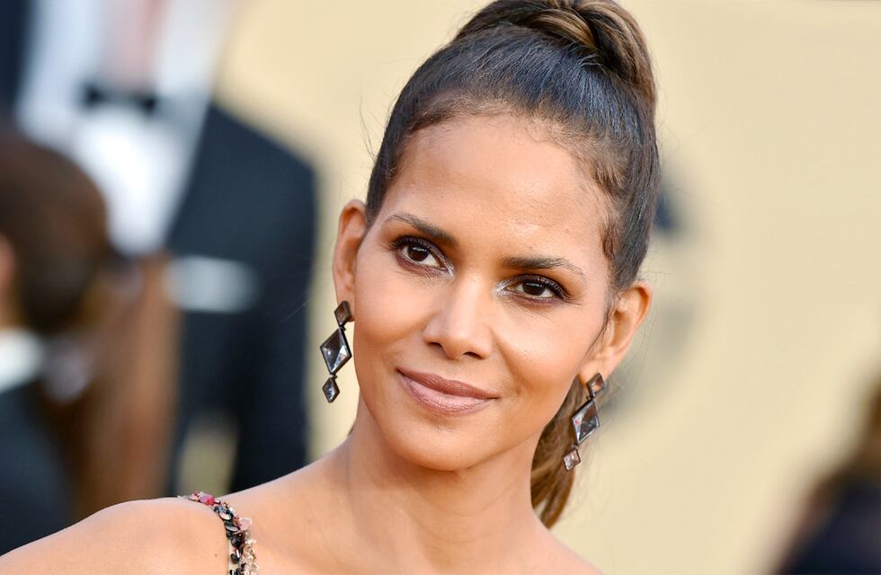 A los 57 años, Halle Barry se desnudó y posó con su antifaz para celebrar los 20 años de Gatúbela