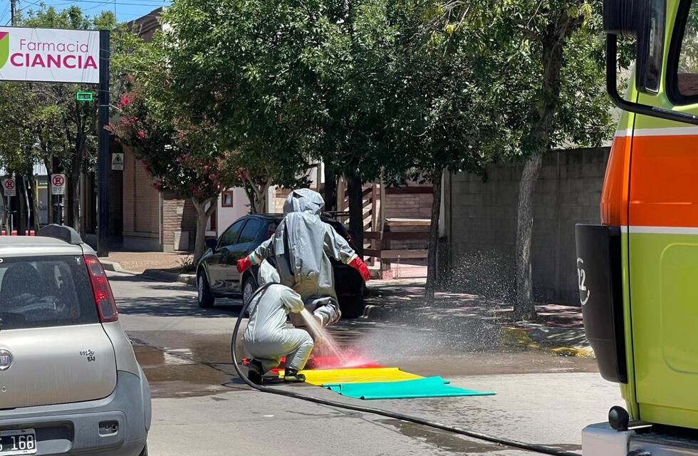 Bomberos de Arroyito debieron intervenir en una derrame de líquidos peligrosos en un local comercial