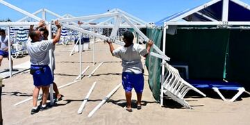los dueños de Unidades Turisticas Fiscales de Mar del Plata accedieron a retirar carpas y sombrillas