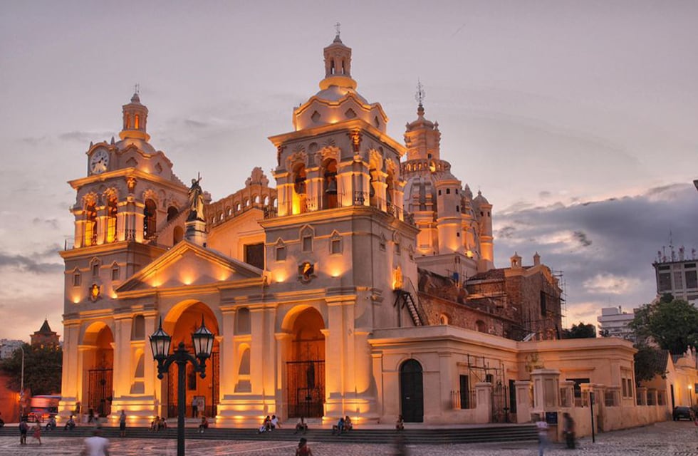 Córdoba: lo detuvieron por dañar cartelería de la Catedral